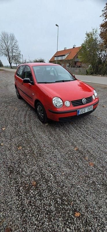 Röd Begagnad 2003 VW Polo Basis Halvkombi | 25 900 kr (Dyr) - Bild 1/4