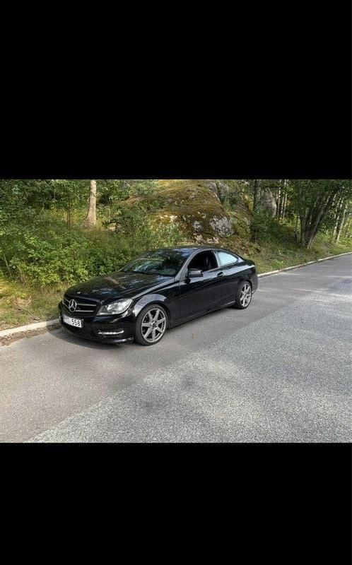 Svart Begagnad 2013 Mercedes C180 AMG Sportkupé | 135 000 kr (Marknadspris) - Bild 1/3