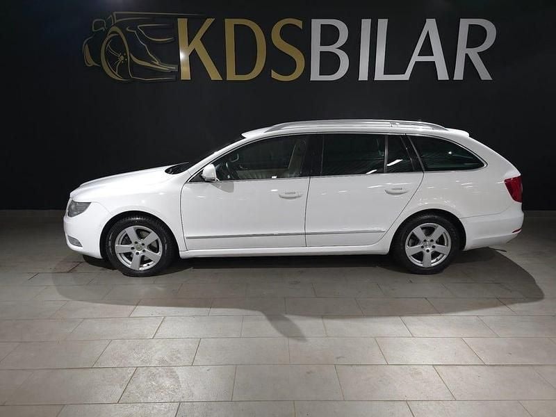 Vit Begagnad 2011 Skoda Superb Elegance Kombi | 79 900 kr (Marknadspris) - Bild 1/4