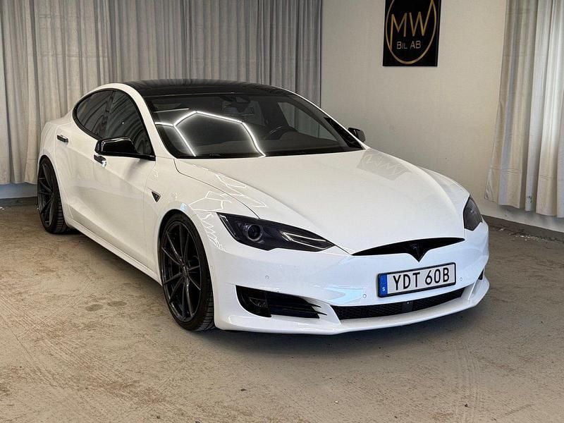 Vit Begagnad 2015 Tesla Model S Sedan | 269 900 kr (Dyr) - Bild 1/4