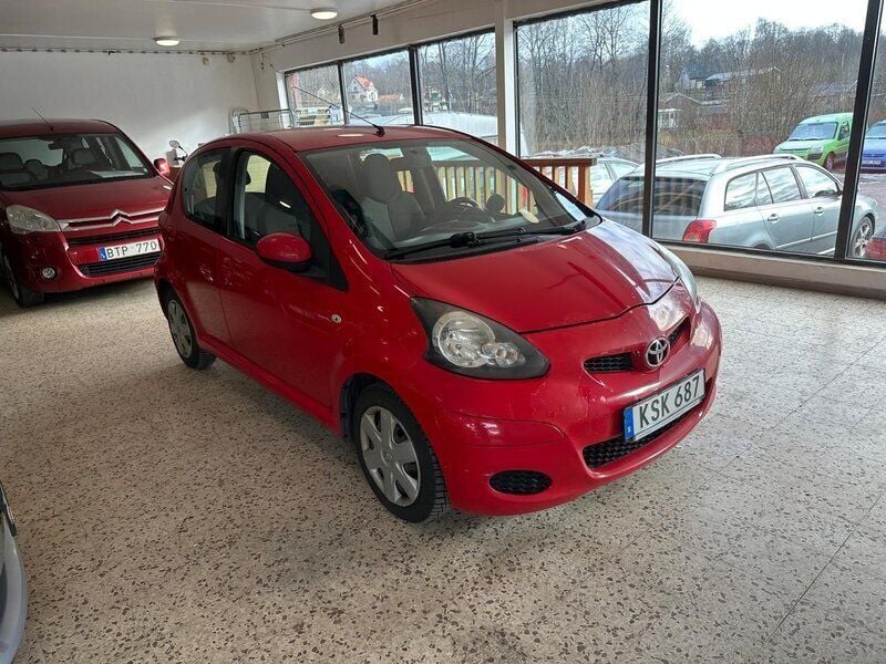 Röd Begagnad 2010 Toyota Aygo Halvkombi | 30 000 kr (Marknadspris) - Bild 1/4