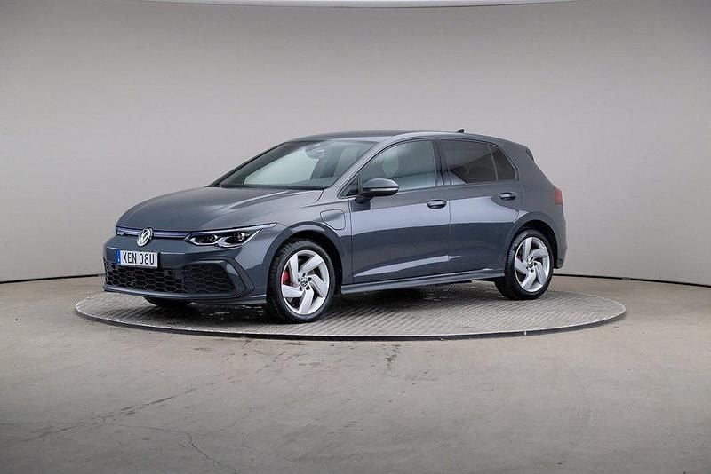 Grå Begagnad 2020 VW Golf VIII GTE Sedan | 269 000 kr (Dyr) - Bild 1/4