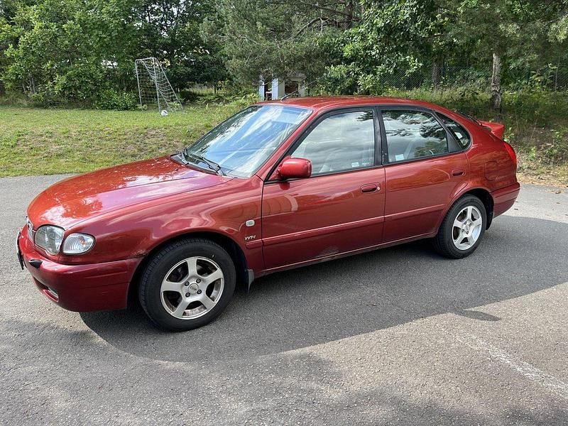 Röd Begagnad 2001 Toyota Corolla Halvkombi | 16 000 kr - Bild 1/4