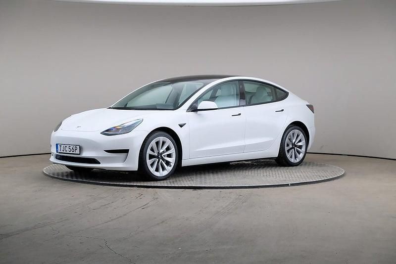 Vit Begagnad 2022 Tesla Model 3 Standard Range Sedan | 275 000 kr (Marknadspris) - Bild 1/4