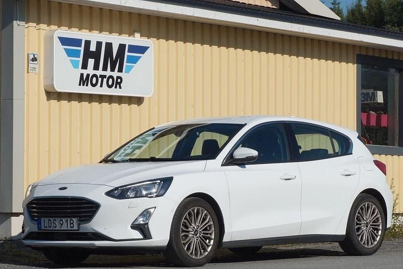Vit Begagnad 2019 Ford Focus Limited Halvkombi | 129 900 kr (Marknadspris) - Bild 1/4