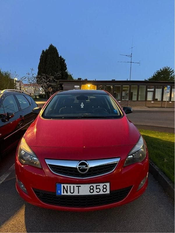 Röd Begagnad 2012 Opel Astra Enjoy Halvkombi | 54 000 kr (Marknadspris) - Bild 1/4