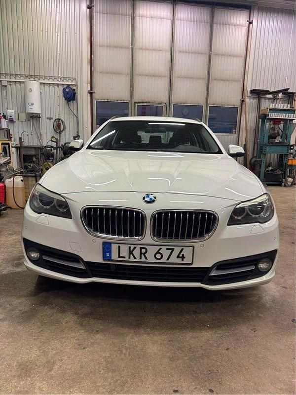 Vit Begagnad 2014 BMW 520 Kombi | 115 000 kr (Superpris) - Bild 1/4