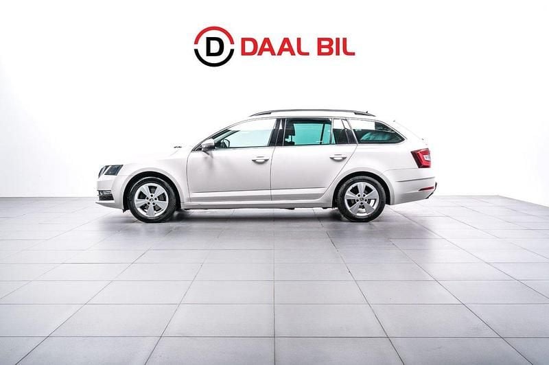 Vit Begagnad 2017 Skoda Octavia Ambition Kombi | 129 700 kr (Marknadspris) - Bild 1/4