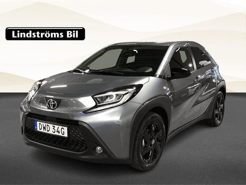 Grå Begagnad 2025 Toyota Aygo X Comfort SUV | 209 900 kr (Marknadspris) - Bild 1/3