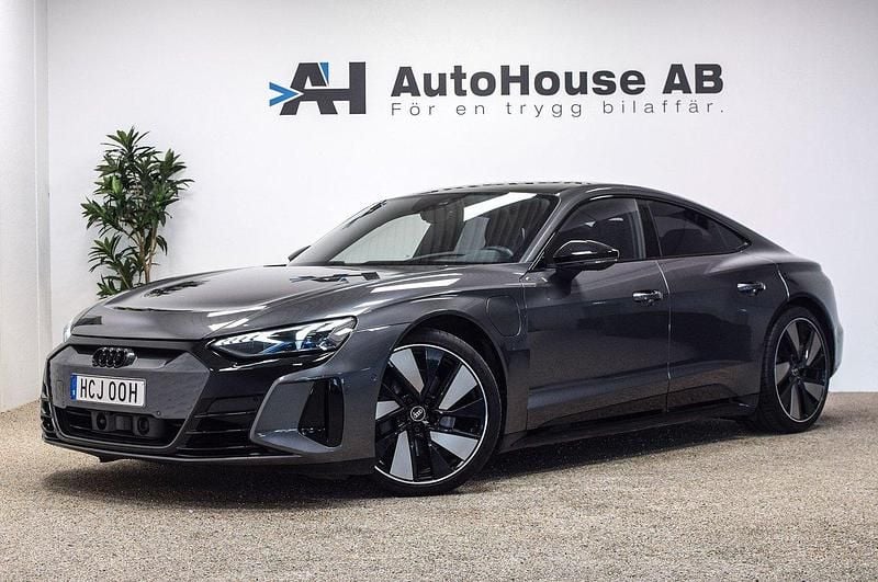 Grå Begagnad 2022 Audi e-tron GT quattro Premium Sedan | 699 000 kr (Marknadspris) - Bild 1/4