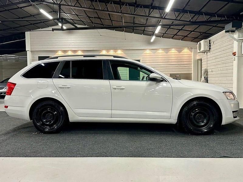 Begagnad Skoda Octavia Ambition 105 HK (77 kW) 2013 Vit Halvkombi