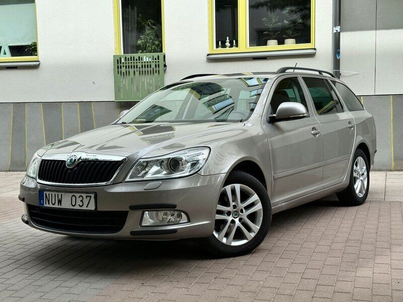 Ljusbrun Begagnad 2012 Skoda Octavia Elegance Kombi | 59 900 kr (Marknadspris) - Bild 1/4