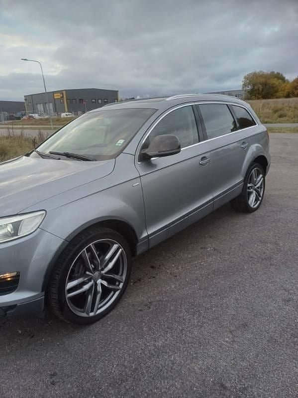 Begagnad Audi Q7 Design 350 HK (257 kW) 2006 Grå SUV