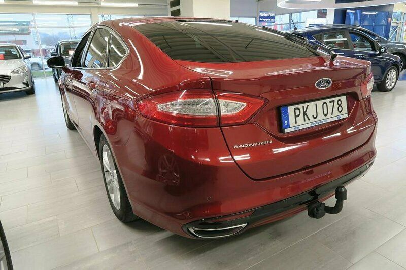 Begagnad Ford Mondeo Titanium 180 HK (132 kW) 2017 Röd Halvkombi