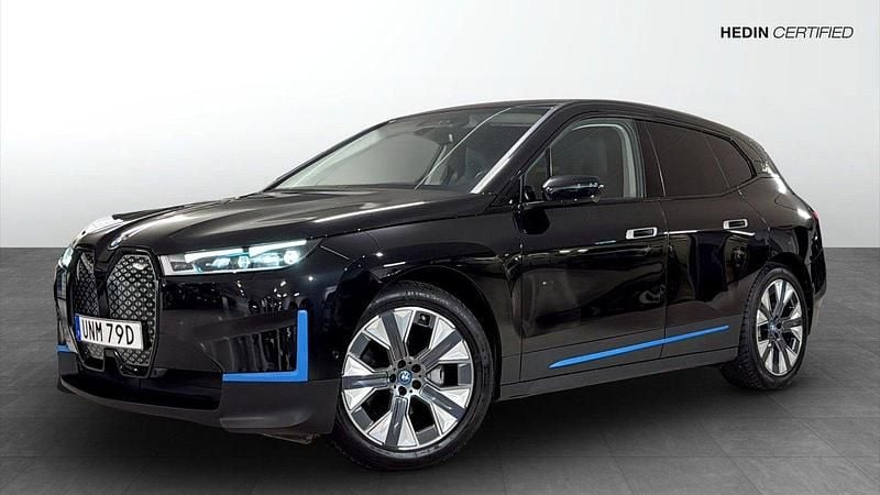 Svart (black) Begagnad 2022 BMW iX SUV | 489 900 kr - Bild 1/4