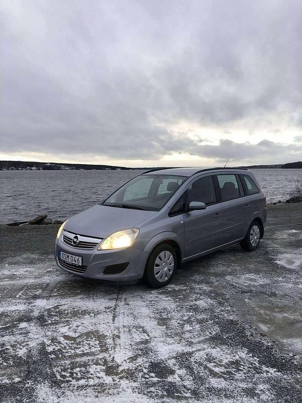 Grå Begagnad 2008 Opel Zafira Minibuss | 55 000 kr - Bild 1/4