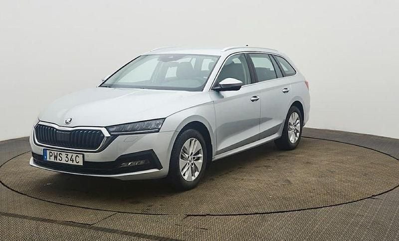 Silver (brilliant silver metallic) Begagnad 2024 Skoda Octavia Kombi | 249 900 kr (Bra pris) - Bild 1/4