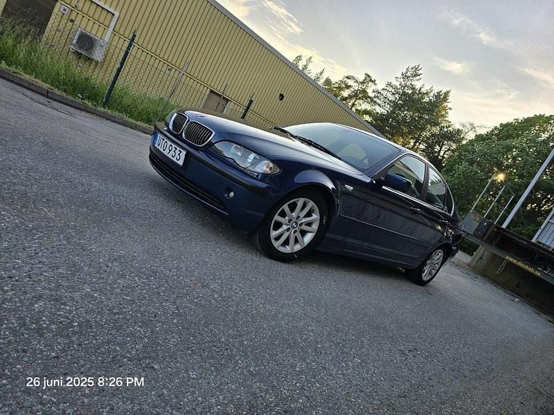 Blå Begagnad 2004 BMW 320 Sedan | 33 000 kr (Marknadspris) - Bild 1/4