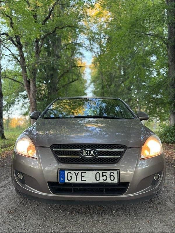 Grå Begagnad 2008 Kia Ceed 4 Halvkombi | 17 499 kr - Bild 1/4