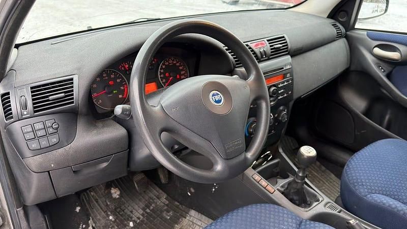Begagnad Fiat Stilo 103 HK (75 kW) 2002 Silver Halvkombi