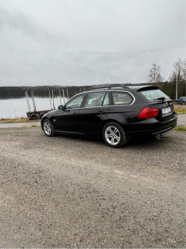 Svart Begagnad 2010 BMW 320 Comfort Edition Kombi | 69 000 kr (Marknadspris) - Bild 1/4