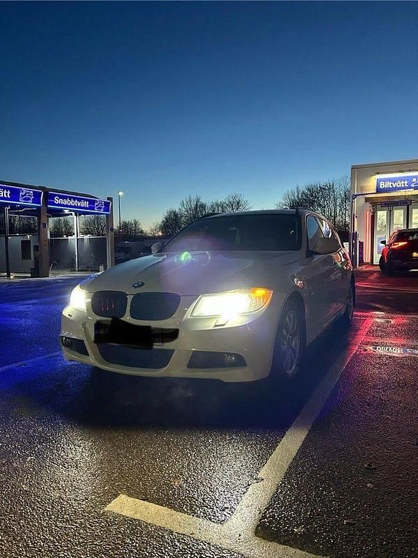 Vit Begagnad 2011 BMW 320 M Sport Kombi | 90 000 kr (Lite dyr) - Bild 1/4