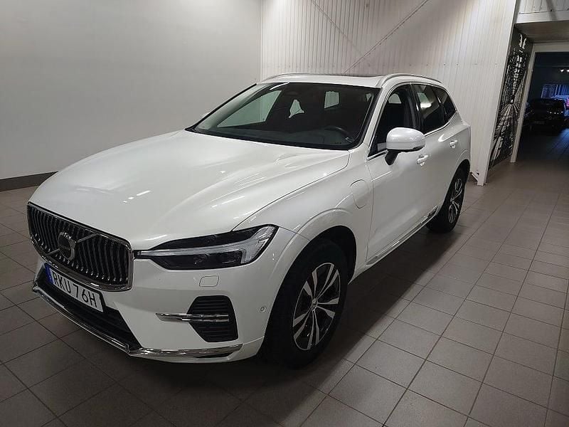 Vit Begagnad 2022 Volvo XC60 Core SUV | 358 900 kr (Superpris) - Bild 1/4