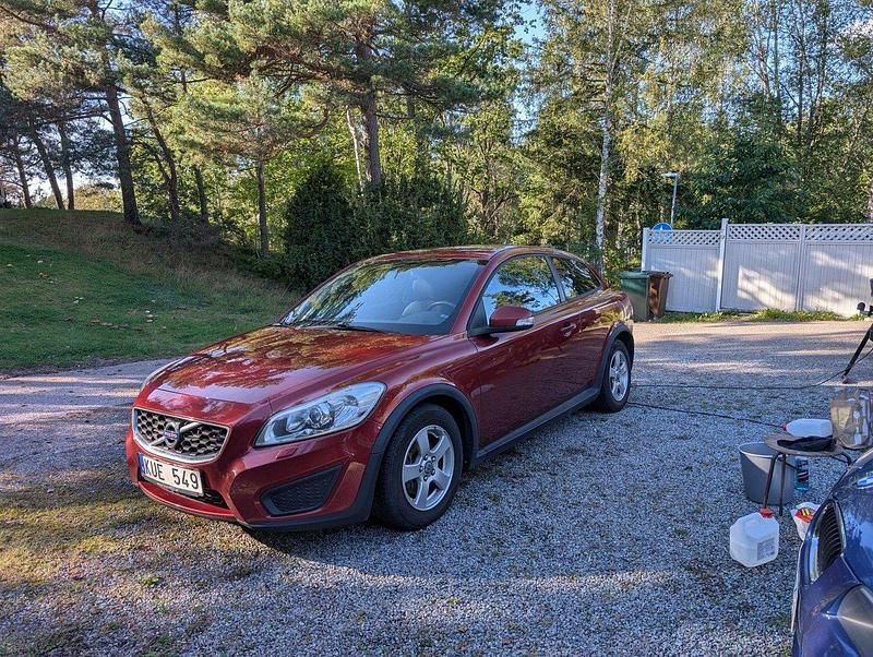 Röd Begagnad 2011 Volvo C30 Kinetic Halvkombi | 39 900 kr (Bra pris) - Bild 1/4