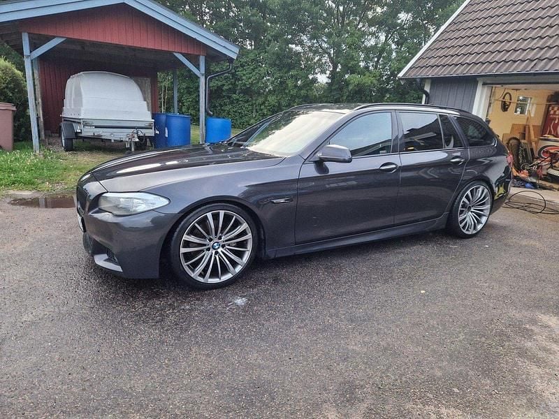 Grå Begagnad 2011 BMW 535 Performance Kombi | 168 000 kr (Marknadspris) - Bild 1/4