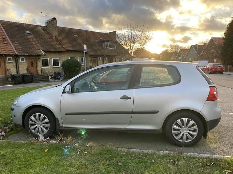 Silver Begagnad 2004 VW Golf IV Trendline Halvkombi | 17 000 kr (Superpris) - Bild 1/4