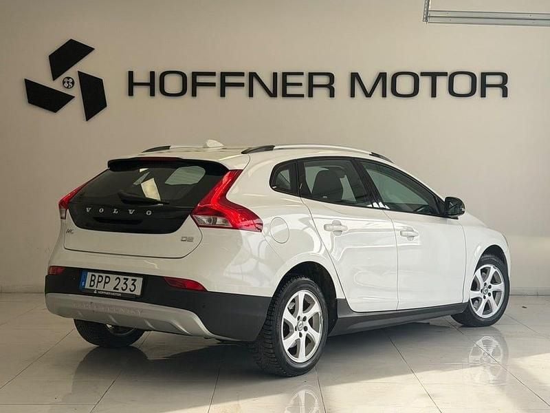 Begagnad Volvo V40 CC Momentum 116 HK (85 kW) 2015 Vit Kombi
