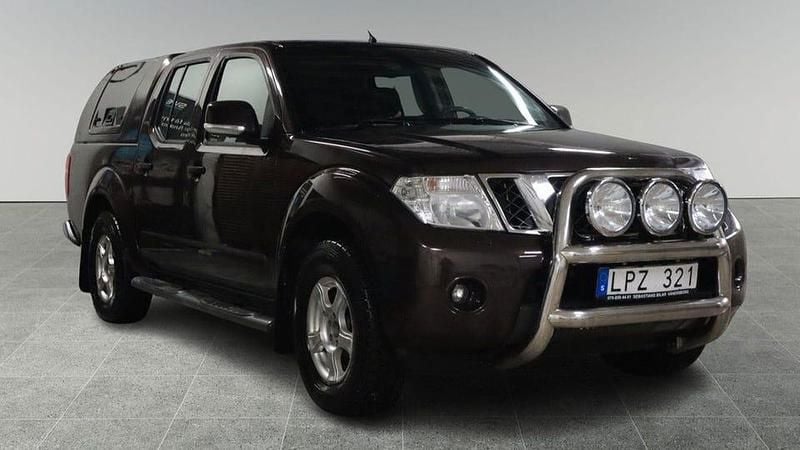 Mörkbrun (brun) Begagnad 2011 Nissan Navara Pickup | 108 900 kr (Marknadspris) - Bild 1/4