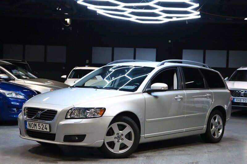 Ljusgrå (grå) Begagnad 2008 Volvo V50 Momentum Kombi | 109 900 kr - Bild 1/4