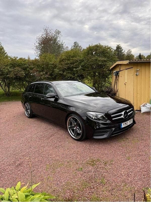 Svart Begagnad 2017 Mercedes E220 AMG line Kombi | 330 000 kr (Lite dyr) - Bild 1/4
