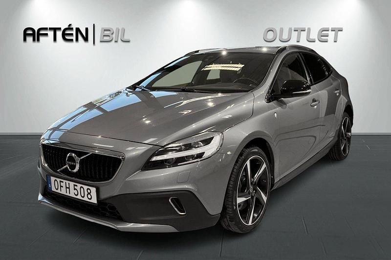 Ljusblå (ljusblå (gråmetallic)) Begagnad 2016 Volvo V40 CC Summum Kombi | 189 900 kr (Marknadspris) - Bild 1/3
