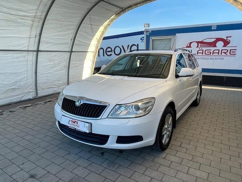 Vit Begagnad 2009 Skoda Octavia Ambiente Kombi | 74 900 kr (Marknadspris) - Bild 1/4