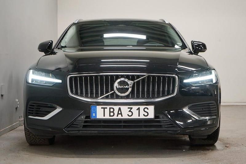 Begagnad Volvo V60 Core 350 HK (257 kW) 2024 Svart Kombi