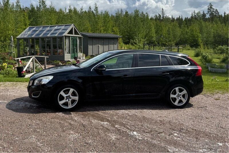 Svart Begagnad 2013 Volvo V60 Momentum Kombi | 79 000 kr (Bra pris) - Bild 1/4