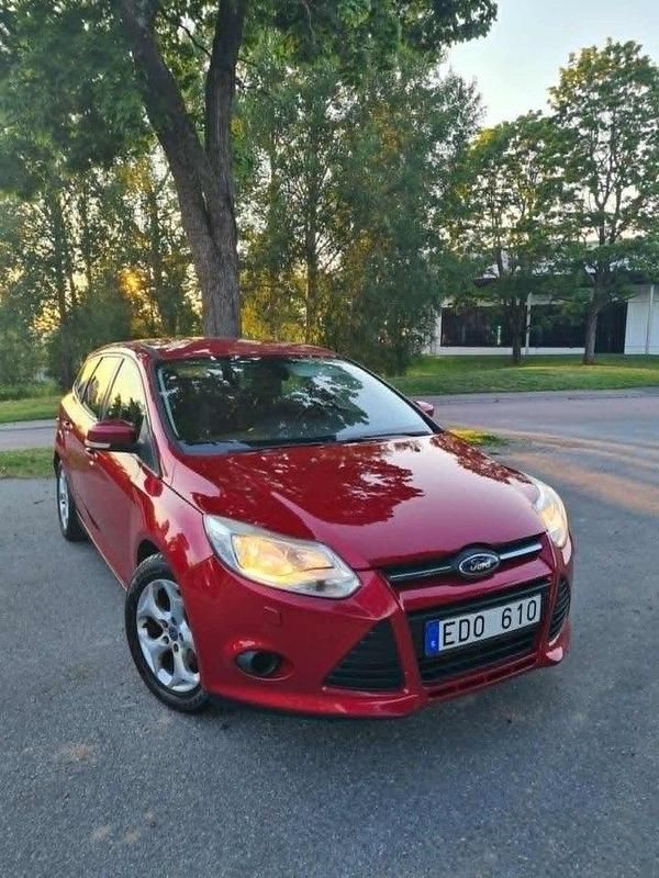 Röd Begagnad 2011 Ford Focus Trend Kombi | 45 000 kr (Marknadspris) - Bild 1/4