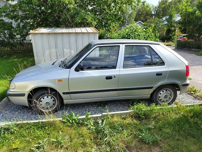 Silver Begagnad 2001 Skoda Felicia Halvkombi | 12 000 kr - Bild 1/4