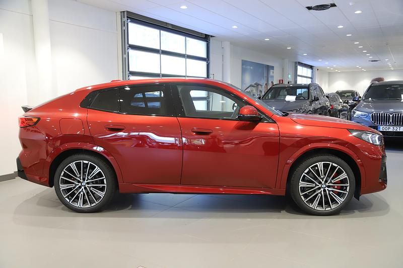 Begagnad BMW iX2 Comfort Edition 230 kW (313 HK) 2026 Röd SUV