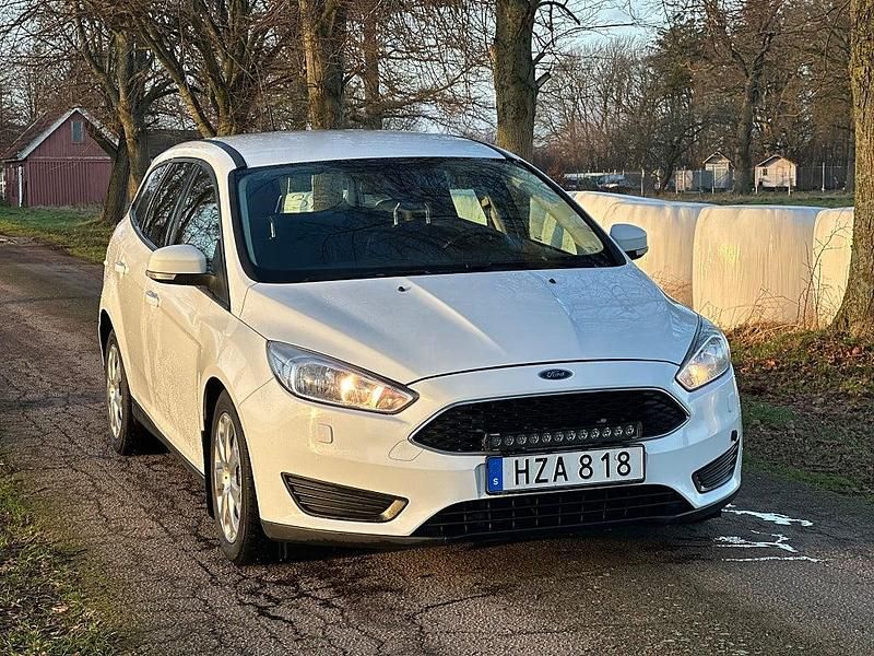 Vit Begagnad 2015 Ford Focus Trend Kombi | 94 900 kr (Bra pris) - Bild 1/4