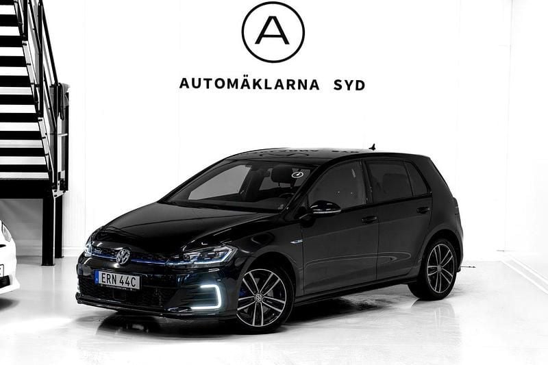 Svart Begagnad 2020 VW Golf VII GTE Halvkombi | 219 900 kr (Marknadspris) - Bild 1/4