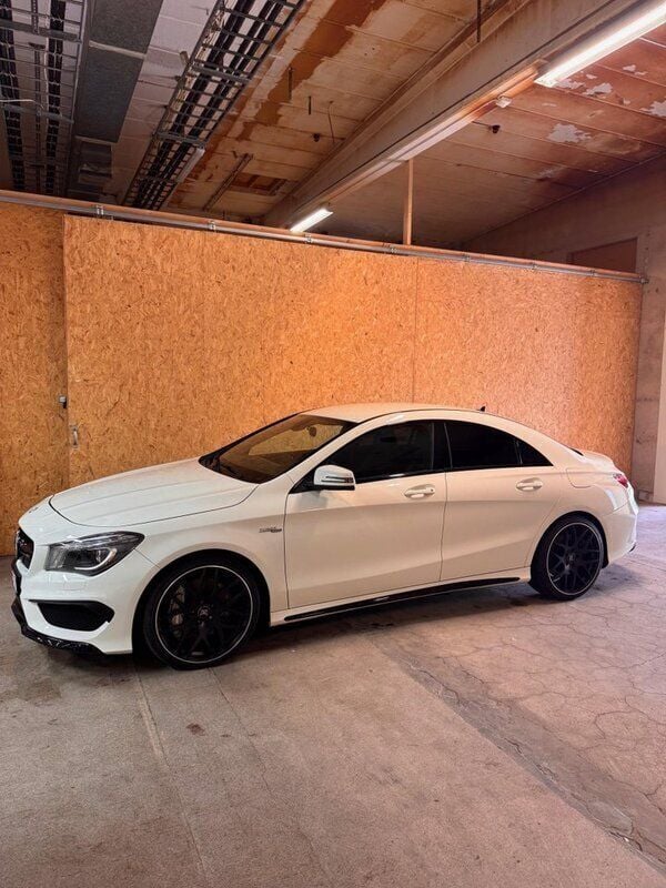 Vit Begagnad 2015 Mercedes CLA45 AMG AMG Sportkupé | 289 000 kr (Marknadspris) - Bild 1/4