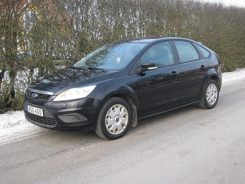 Svart Begagnad 2010 Ford Focus Trend Halvkombi | 34 800 kr (Marknadspris) - Bild 1/4