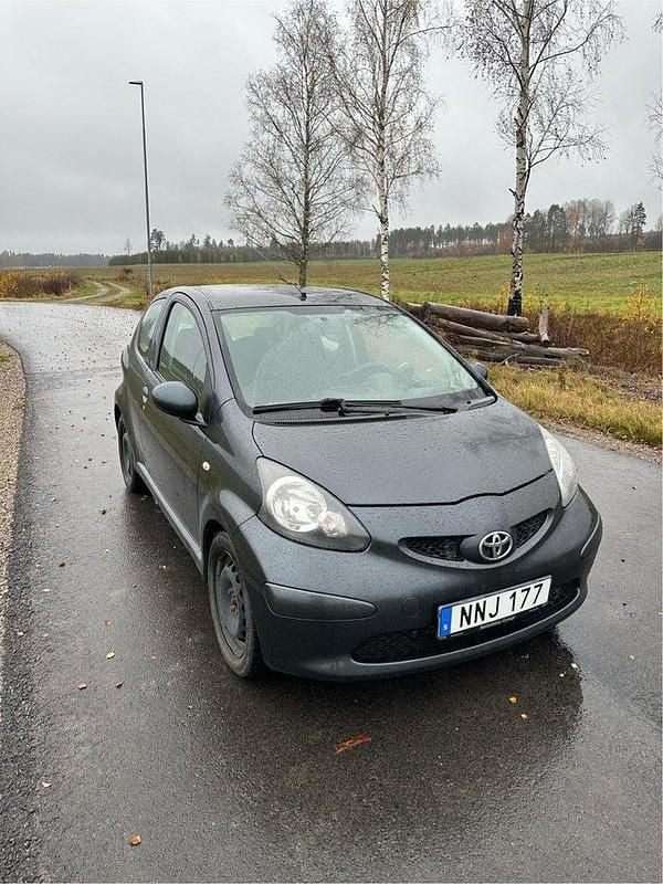Grå Begagnad 2006 Toyota Aygo Halvkombi | 19 500 kr (Bra pris) - Bild 1/4