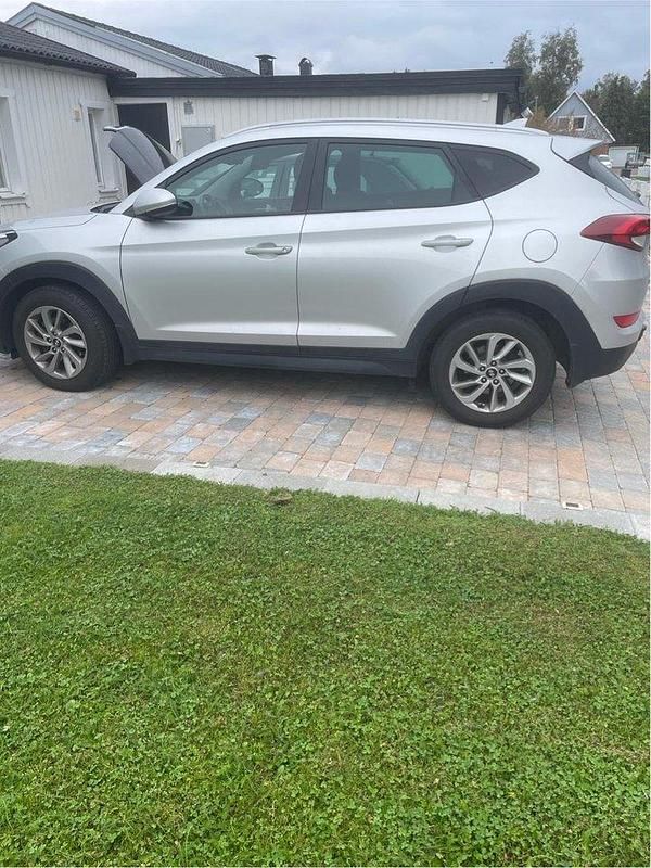 Silver Begagnad 2017 Hyundai Tucson SUV | 147 000 kr (Bra pris) - Bild 1/4