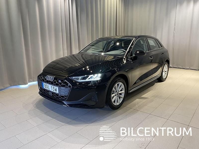 Svart Ny 2025 Audi A3 Sportback Proline Halvkombi | 309 500 kr (Marknadspris) - Bild 1/4