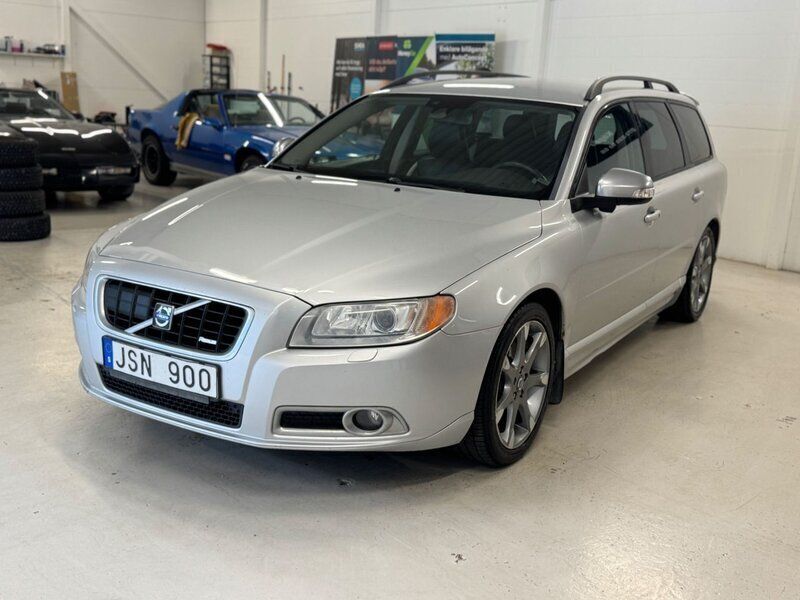 Ljusgrå (grå) Begagnad 2009 Volvo V70 R-Design Kombi | 70 000 kr (Superpris) - Bild 1/4