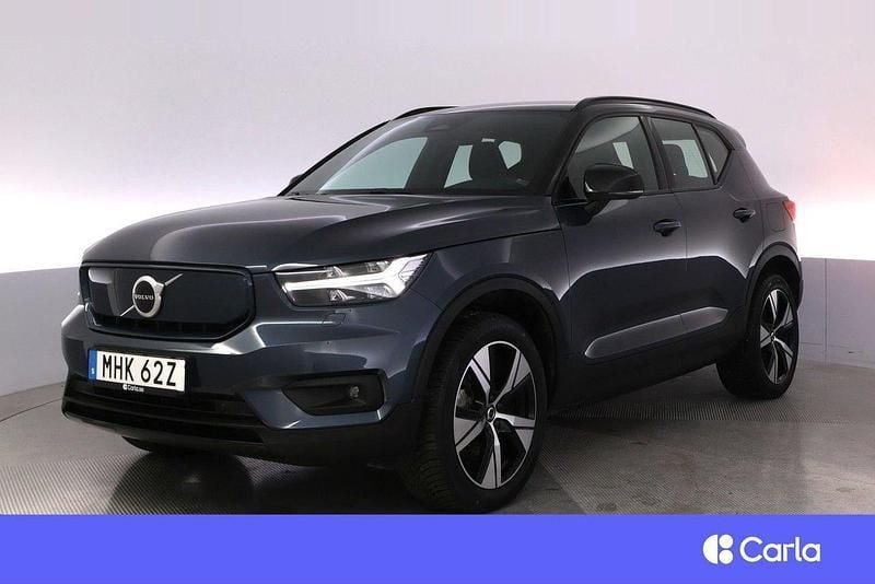 Mörkblå (blå) Begagnad 2022 Volvo XC40 Plus SUV | 324 900 kr - Bild 1/4